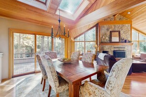 Dining - Tree-lined home with private hot tub, 7 pools, 14 tennis courts, golf, gym, AC (Black Butte Ranch)