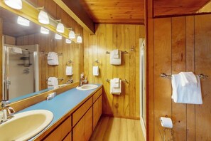 Shower, hair dryer, towels - Oceanfront, Dog-Friendly Home with Fireplace, Ocean View, Beach Access & WiFi (Yachats)
