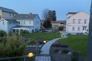 Uma área residencial com casas, um caminho e gramado.