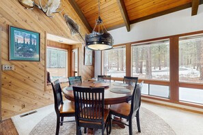 Dining - Rustic-chic home with patio, pools, hot tubs, & fitness center (Black Butte Ranch)