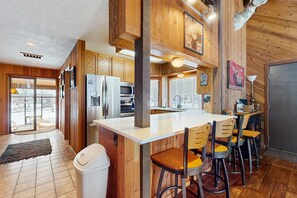 Fridge, microwave, oven, stovetop - Rustic-chic home with patio, pools, hot tubs, & fitness center (Black Butte Ranch)