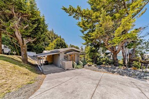 Exterior - Charming coastal home with water views, large covered deck (Gold Beach)