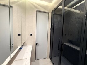 Hair dryer, towels, soap, toilet paper - Modern Luxury 1-Bedroom Apartment Next to City Mall Beautiful Views Amenities (Тоshkent)