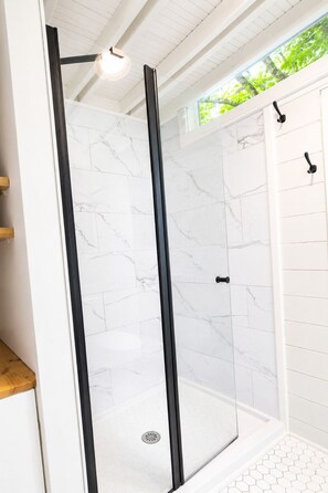 Douche, serviettes fournies, savon, shampoing