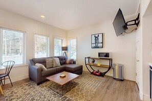 Living area - Adorable Bend townhome with ideal location, kitchenette & central AC (Bend)