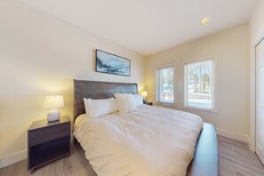 Room - Adorable Bend townhome with ideal location, kitchenette & central AC (Bend)