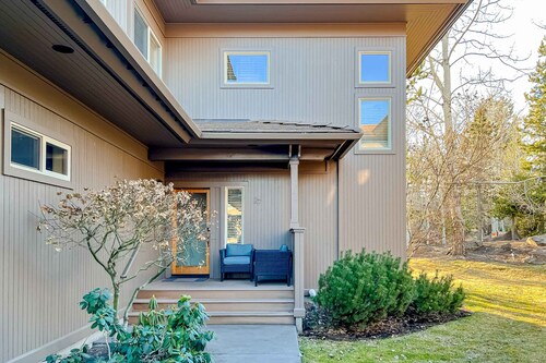 Adorable Bend townhome with ideal location, kitchenette & central AC