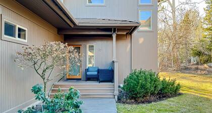 Adorable Bend townhome with ideal location, kitchenette & central AC