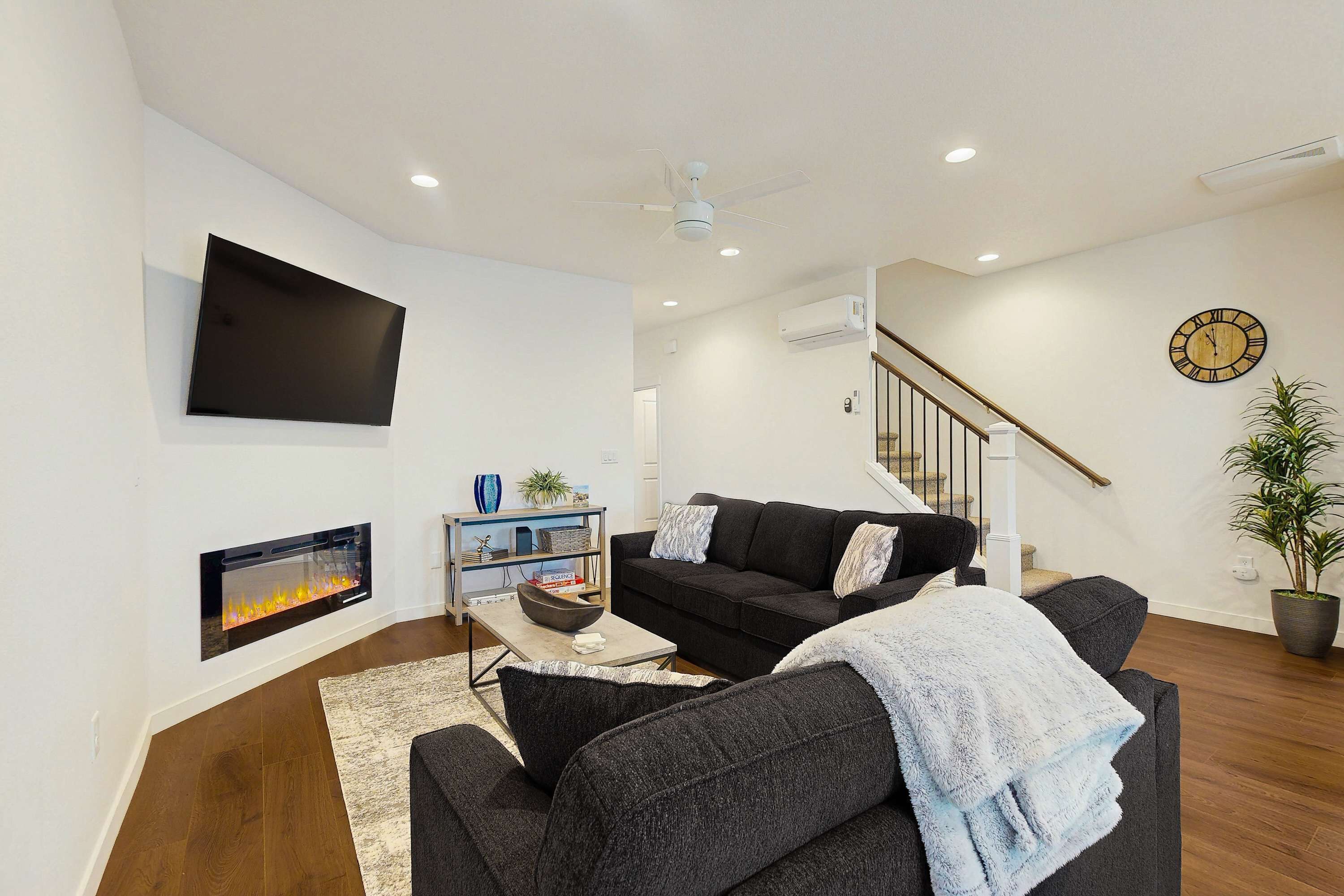 TV, fireplace, offices