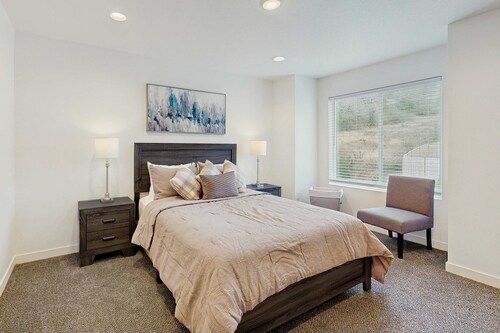 Beautiful, Spacious Townhome close to downtown & UO, w/ WiFi, A/C, Fireplace