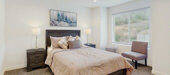 Beautiful, Spacious Townhome close to downtown & UO, w/ WiFi, A/C, Fireplace