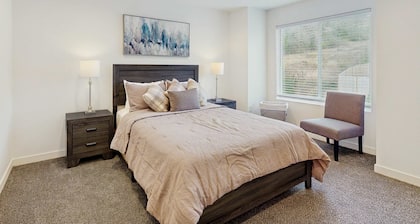 Beautiful, Spacious Townhome close to downtown & UO, w/ WiFi, A/C, Fireplace