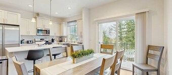 Beautiful, Spacious Townhome close to downtown & UO, with WiFi, AC, Fireplace