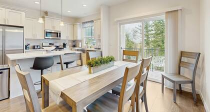 Beautiful, Spacious Townhome close to downtown & UO, with WiFi, AC, Fireplace