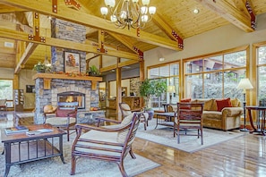 Interior - Studio condo with access to shared pools, hot tubs, close to Mt Bachelor (Bend)