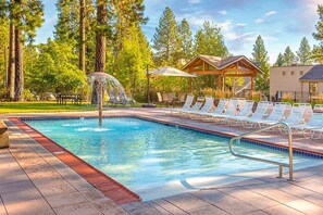 Pool - Studio condo with access to shared pools, hot tubs, close to Mt Bachelor (Bend)