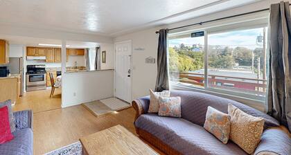 Dog-friendly duplex in the Heart of Nye beach near the beach & downtown