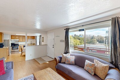 Dog-friendly duplex in the Heart of Nye beach near the beach & downtown
