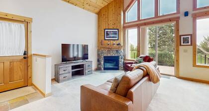 Inviting chalet with grill, patio & access to pools, hot tub, golf, tennis & gym