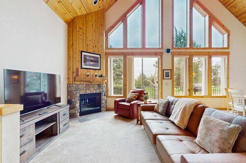 Inviting chalet with grill, patio & access to pools, hot tub, golf, tennis & gym