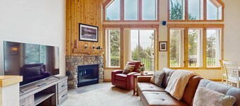 Inviting chalet with grill, patio & access to pools, hot tub, golf, tennis & gym