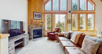 Inviting chalet with grill, patio & access to pools, hot tub, golf, tennis & gym