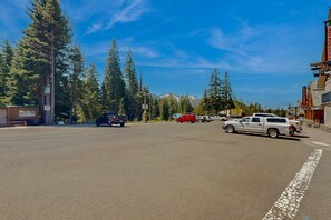 Property grounds - Cozy & comfortable mountain cabin with great Government Camp location (Government Camp)