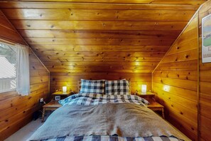 2 bedrooms, WiFi, bed sheets - Cozy & comfortable mountain cabin with great Government Camp location (Government Camp)