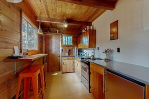 Fridge, microwave, oven, stovetop - Cozy & comfortable mountain cabin with great Government Camp location (Government Camp)