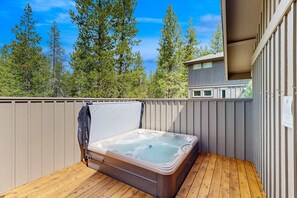 Outdoor spa tub - Remodeled Luxury Home with private hot tub, patio-balcony, & SHARC Passes (Sunriver)