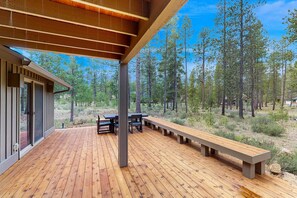 Outdoor dining - Remodeled Luxury Home with private hot tub, patio-balcony, & SHARC Passes (Sunriver)