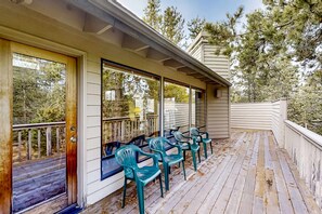 Terrace/patio - Spacious home with private hot tub, deck, fireplace, & W&D (Sunriver)