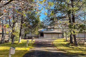 Exterior - Spacious home with private hot tub, deck, fireplace, & W&D (Sunriver)