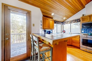 Fridge, microwave, oven, stovetop - Spacious home with private hot tub, deck, fireplace, & W&D (Sunriver)