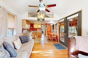 TV, DVD player, offices - Peaceful dog-friendly cabin on the coast with great deck views (Brookings)