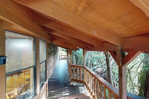 Property grounds - Peaceful dog-friendly cabin on the coast with great deck views (Brookings)