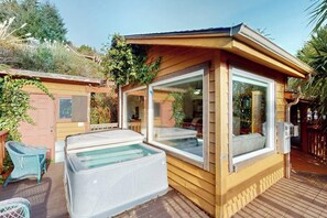 Terrace/patio - Peaceful dog-friendly cabin on the coast with great deck views (Brookings)