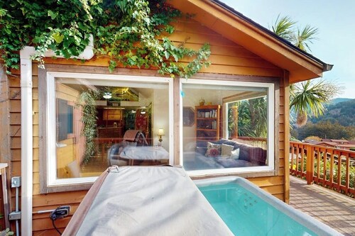 Peaceful dog-friendly cabin on the coast with great deck views