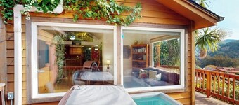 Peaceful dog-friendly cabin on the coast with great deck views