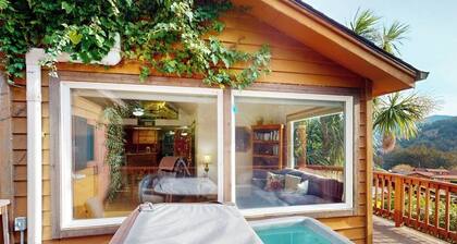 Peaceful dog-friendly cabin on the coast with great deck views