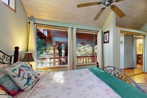 1 bedroom, WiFi, bed sheets - Peaceful dog-friendly cabin on the coast with great deck views (Brookings)