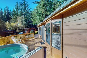 Outdoor spa tub - Cozy abode steps from the beach with a private hot tub and nautical theme (Brookings)