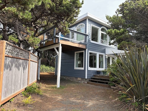 Dog-Friendly Getaway with Outdoor Firepit & Balcony - Steps from Beach Access
