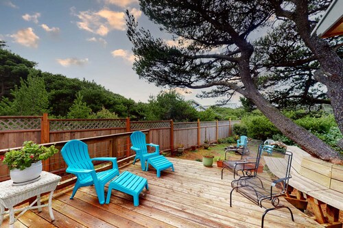 Dog-Friendly Getaway with Outdoor Firepit & Balcony - Steps from Beach Access