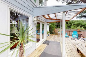 Terrace/patio - Dog-Friendly Getaway with Outdoor Firepit & Balcony - Steps from Beach Access (Florence)