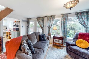TV - Dog-Friendly Getaway with Outdoor Firepit & Balcony - Steps from Beach Access (Florence)