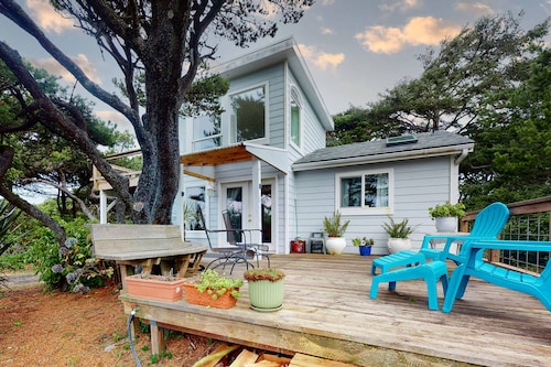 Dog-Friendly Getaway with Outdoor Firepit & Balcony - Steps from Beach Access