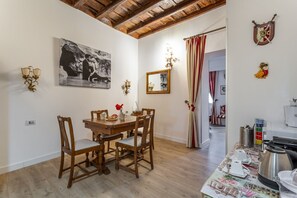 Dining - iFlat | Antonella House Trevi Terrace Hideaway (Rome)