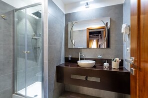 Shower, bidet, towels, toilet paper - iFlat | Antonella House Trevi Terrace Hideaway (Rome)