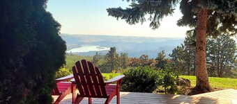 Dog-friendly hilltop estate with fireplace & incredible Columbia River view